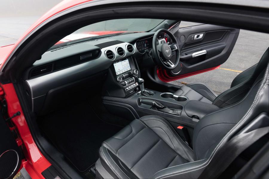 Интерьер Ford Mustang GT Fastback 2018 года  (AU) (фото 20 из 40)